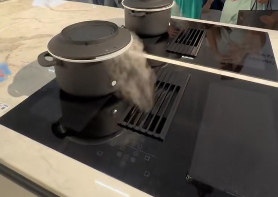 Placa de gás moderna com panelas em funcionamento