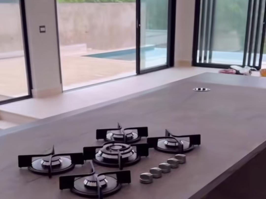 Fogão a gás encastrado em ilha de cozinha moderna